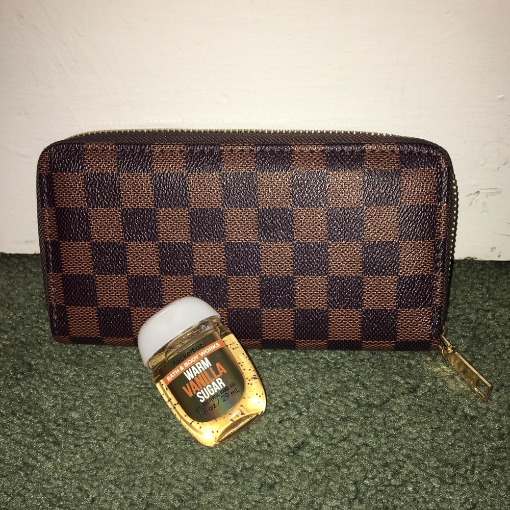WOMENS WALLET & FREE hand sanitizer GIFT